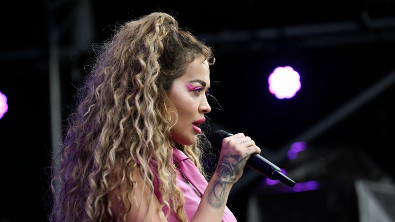 Cantora exibe bandeira da Sérvia em show e vira alvo de críticas na internet