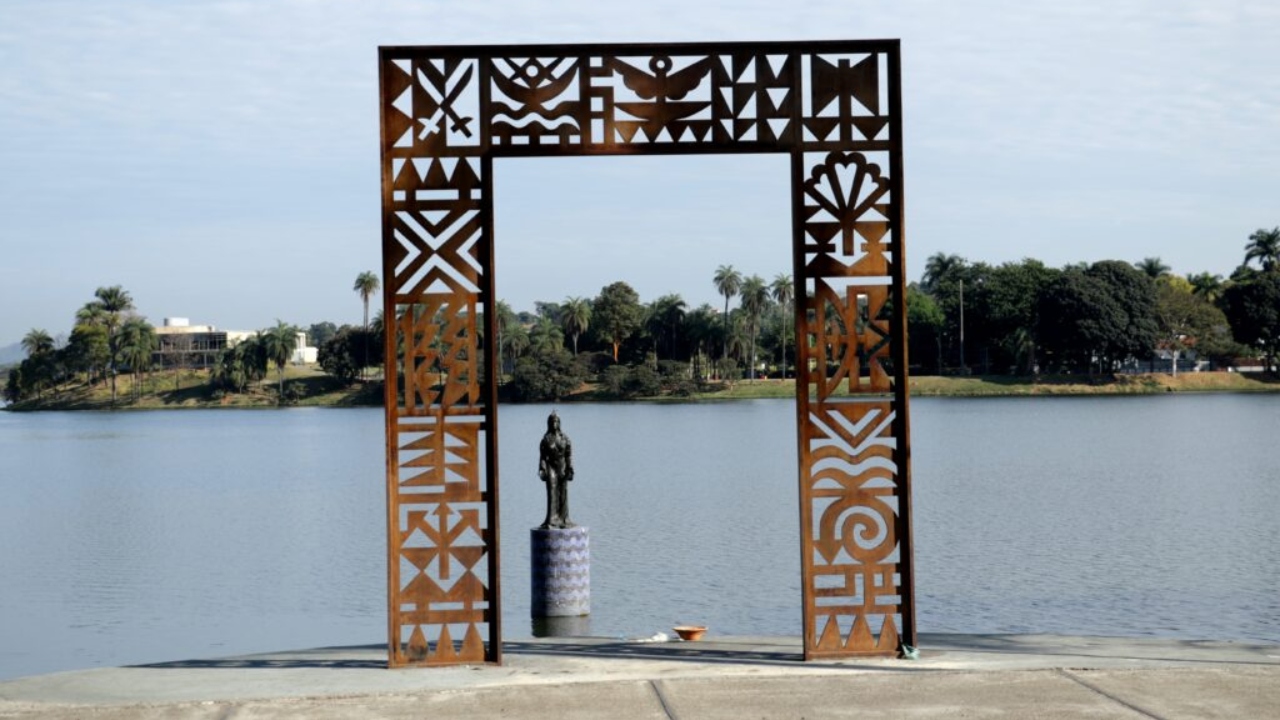 Alvo de depredações, estátua de Iemanjá na Lagoa da Pampulha conta com portal protetor