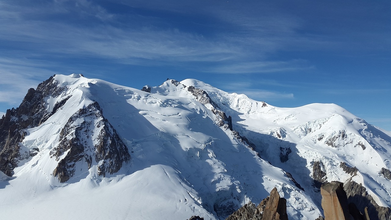 Homem morre ao cair de 50 metros de altura em região dos Alpes Franceses