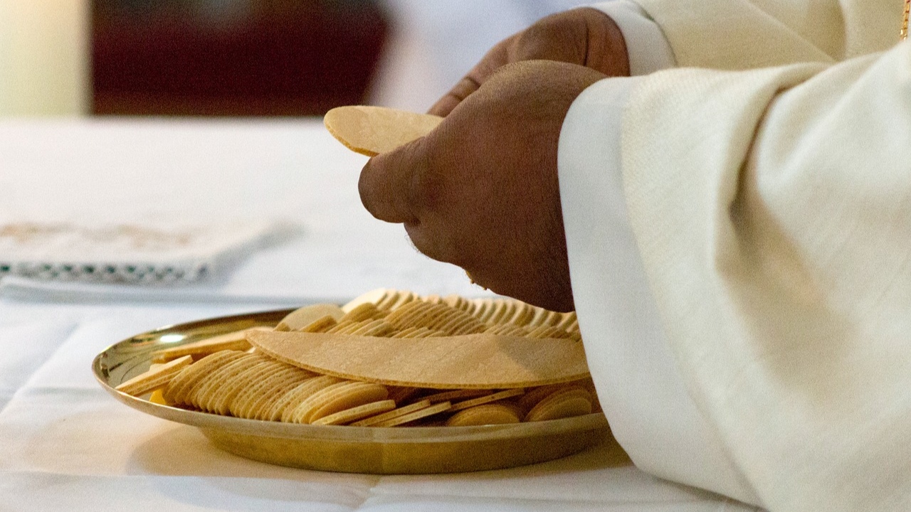 Igreja Católica: Padre descobre que será pai e pede para sair da instituição