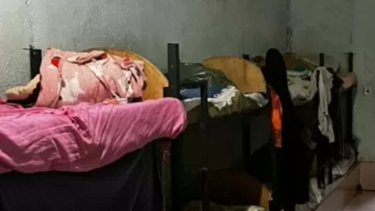 50 homens mantidos em cárcere em clínica clandestina são resgatados pela polícia