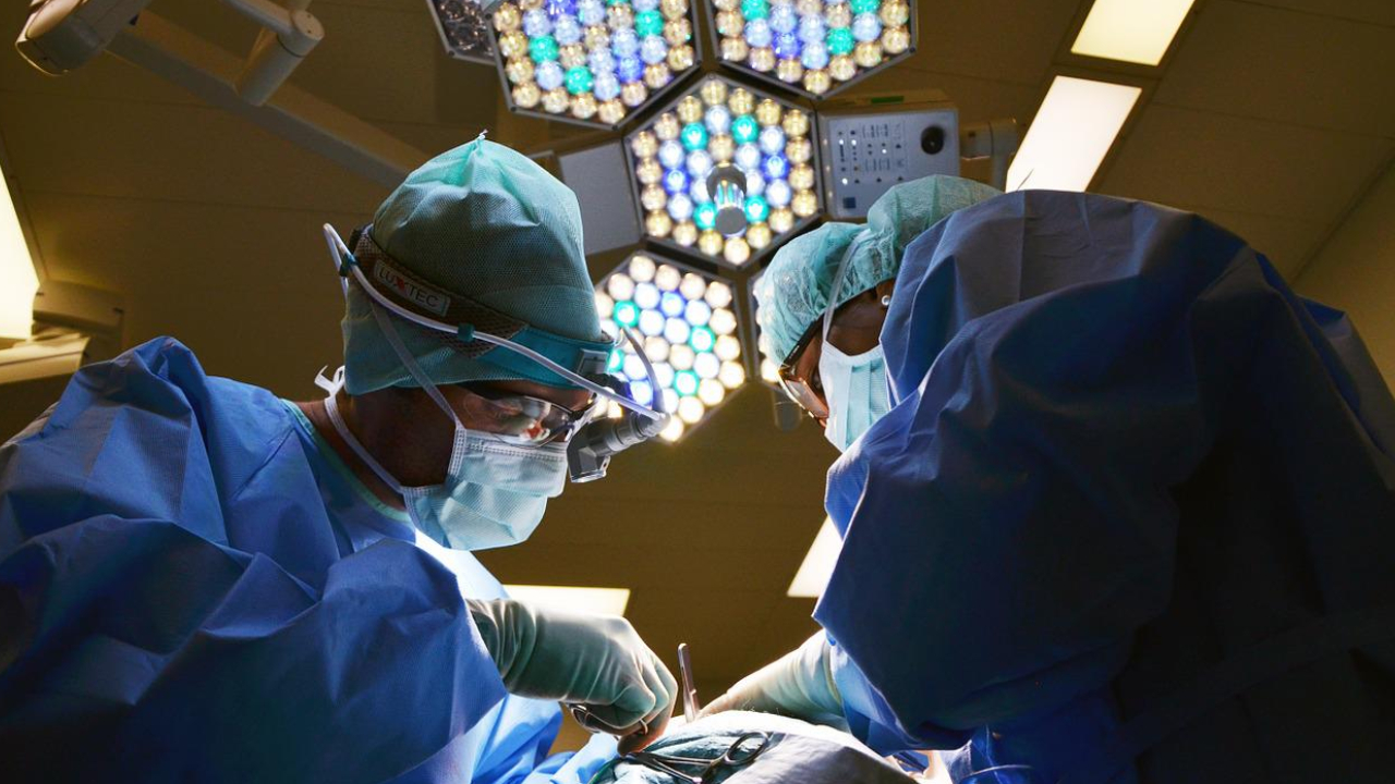 Médico surpreende ao doar um dos seus rins para paciente nos Estados Unidos