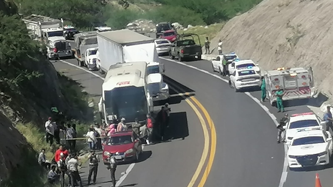 Ônibus que levava migrantes venezuelanos colide com caminhão no México e deixa 16 mortos