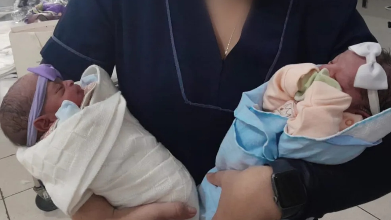 Sem saber de gravidez, mulher tem gêmeas e uma das bebês sofre queda em lugar inesperado