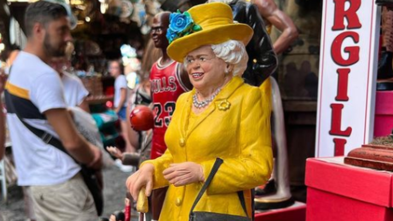 Artesão italiano cria estatueta da rainha Elizabeth II para famoso presépio em Nápoles