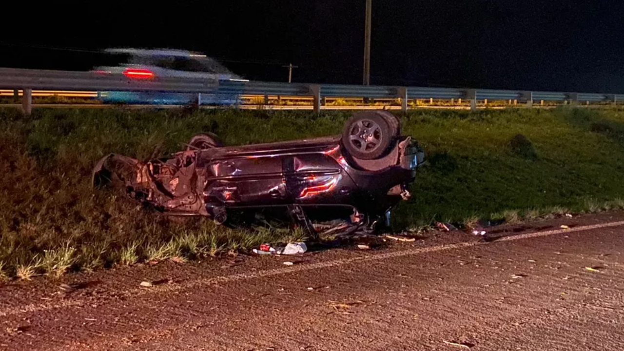 Passageira sobrevive a capotamento, mas morre atropelada ao sair do carro