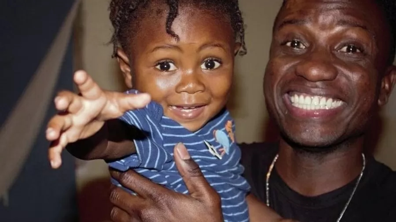 Haitiano tenta adotar bebê que encontrou no lixo coberto de formigas
