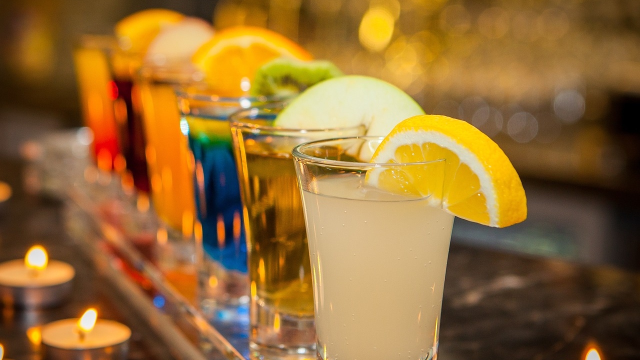 Grécia: Bares usam restos de drink como shots e são fechados