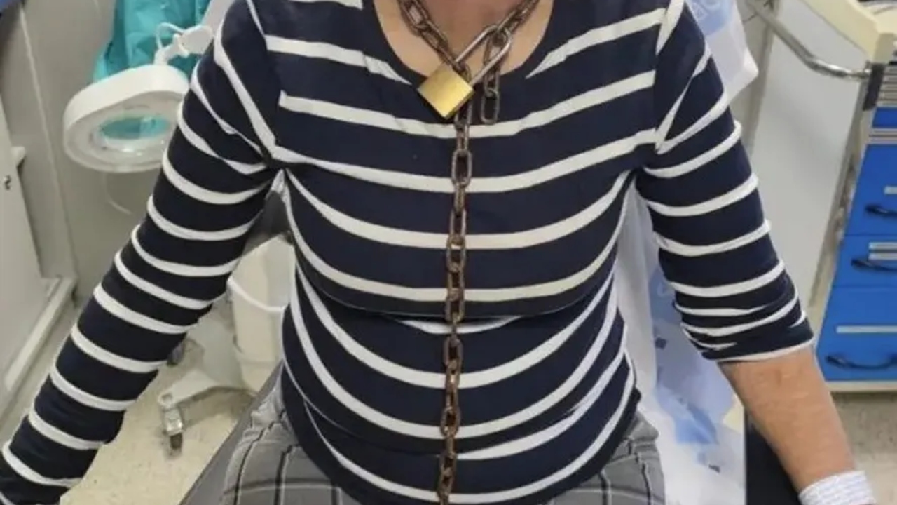 Mulher foge de cativeiro com corrente no pescoço e denuncia sequestro
