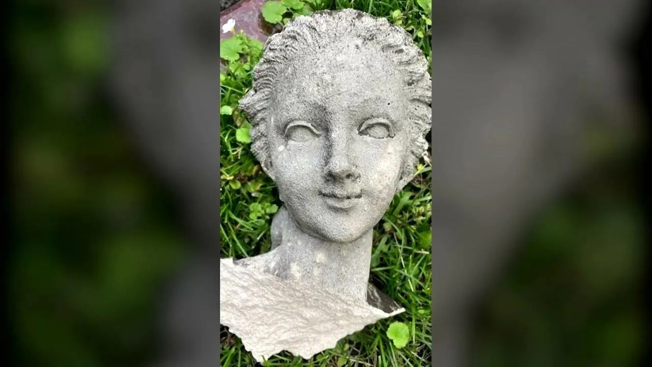 Estátua italiana de 150 anos é derrubada por grupo de turistas alemães