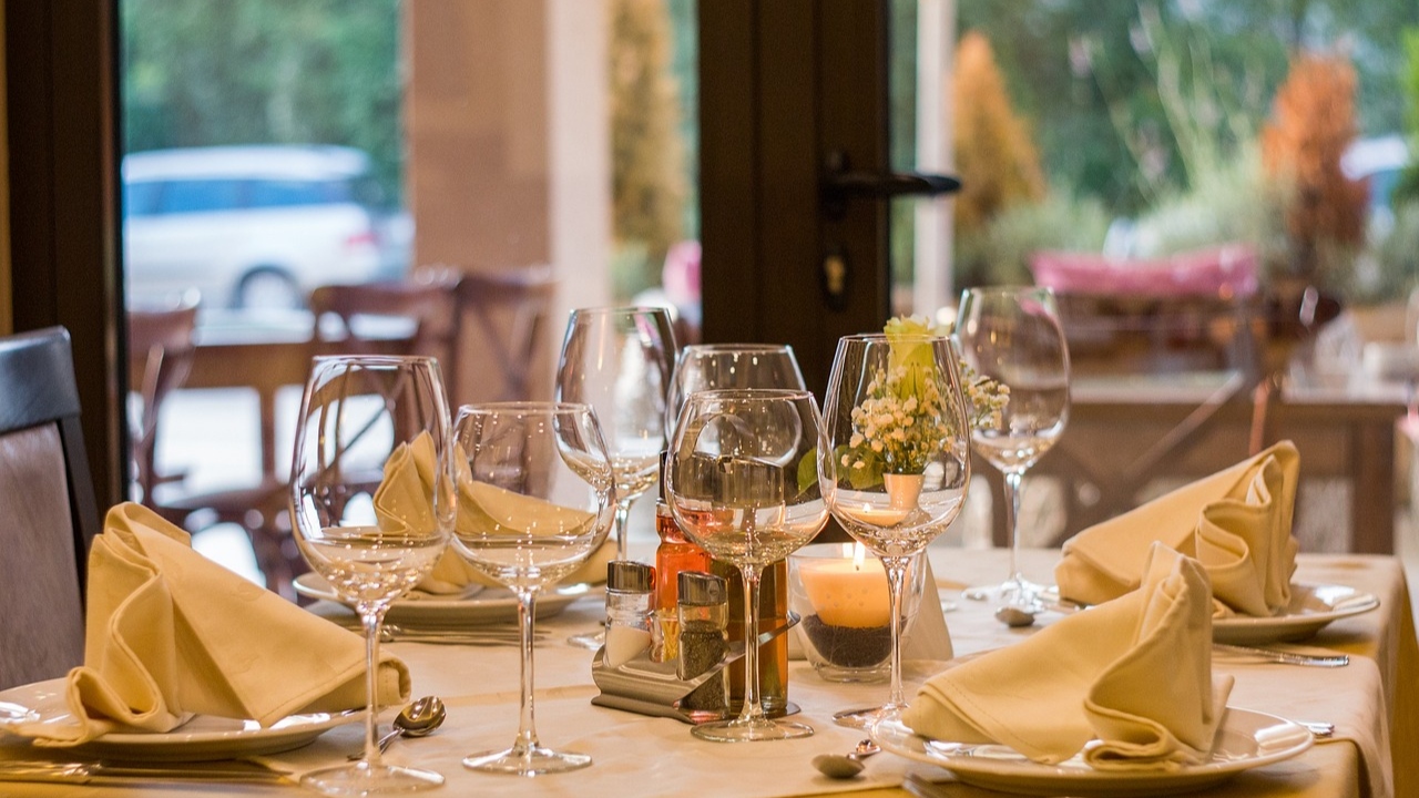 Grupo de “aposentados elegantes” jantam em restaurante e aplicam golpe