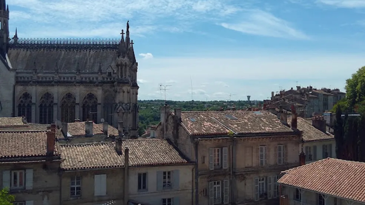 Cidade francesa proíbe pessoas de ficarem paradas nas ruas do centro