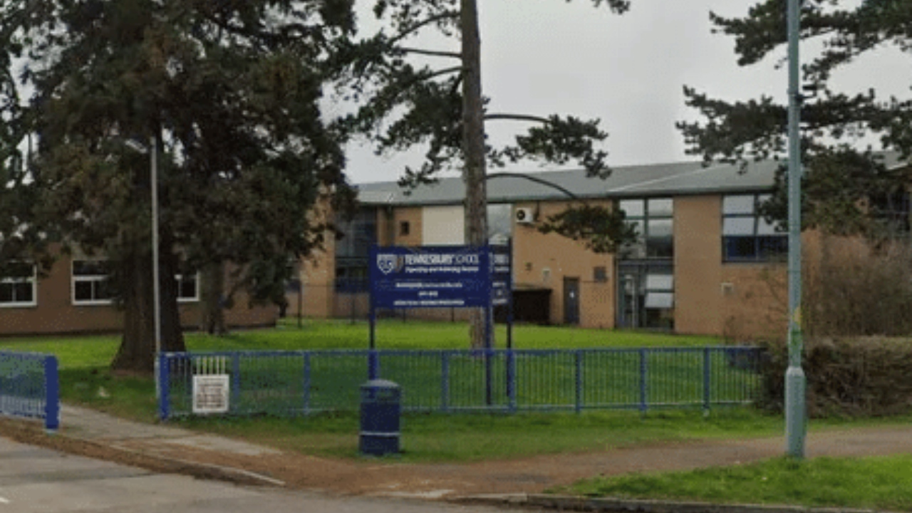 Adolescente é detido após esfaquear professor