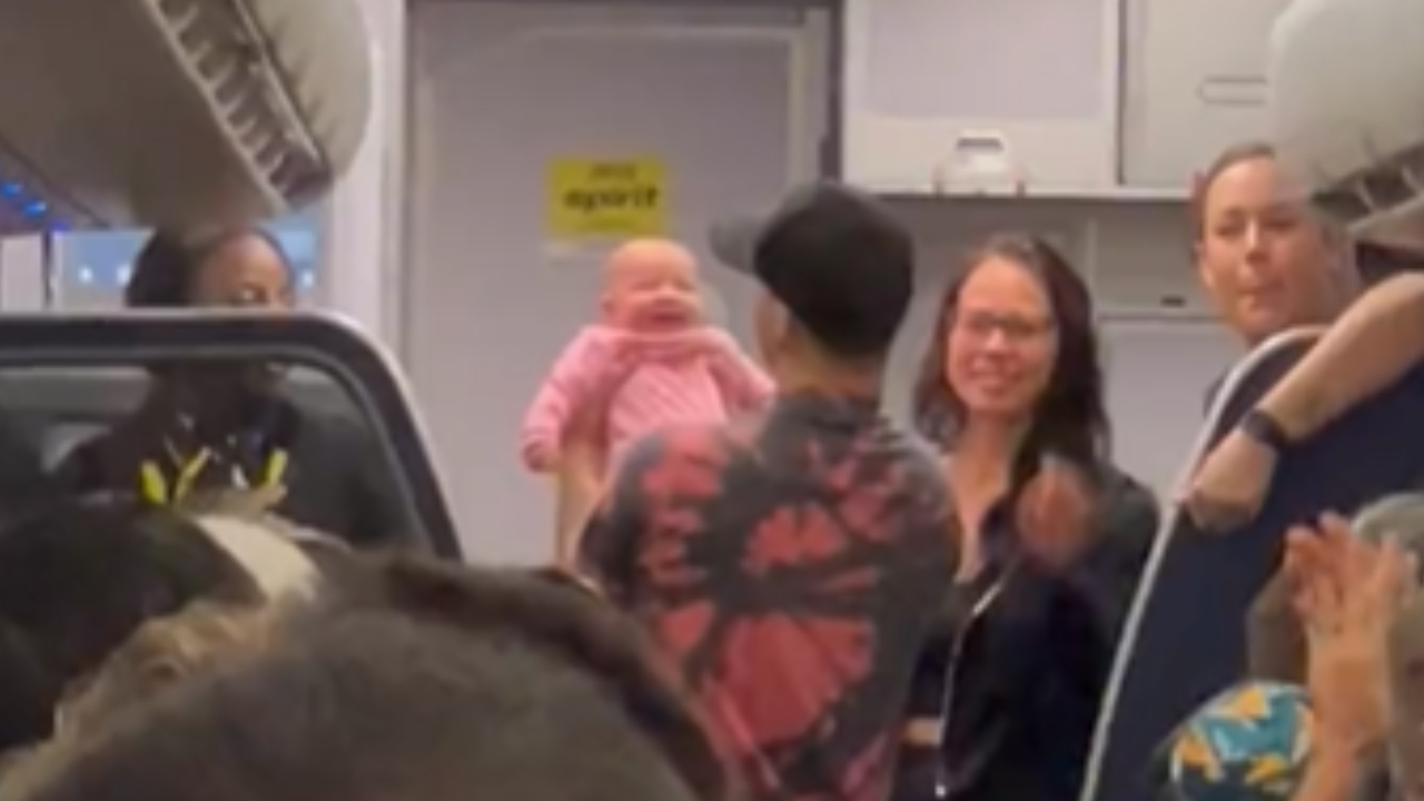 Durante voo, enfermeira salva recém-nascido que parou de respirar no avião