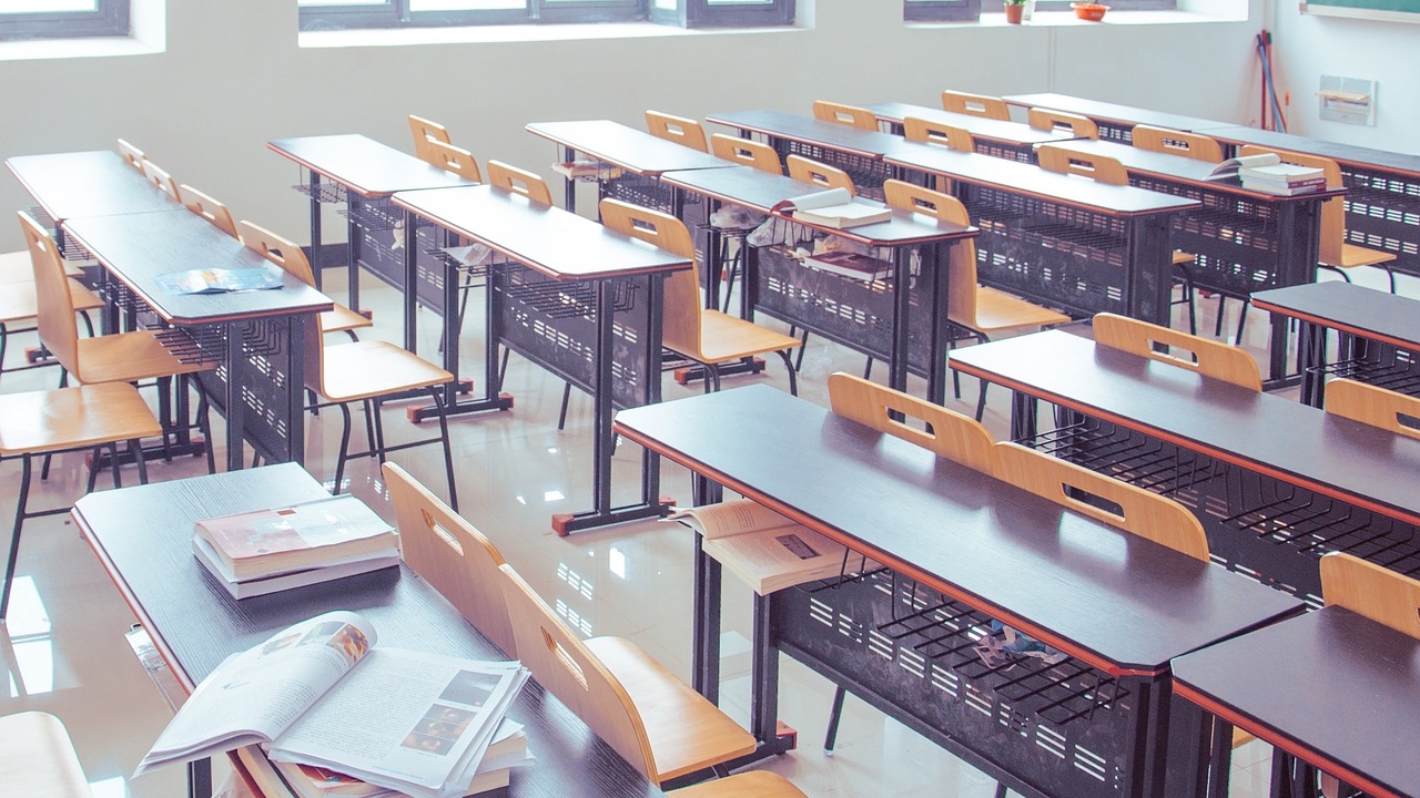 Na França, aluno é preso em sala de aula após bullying contra colega trans