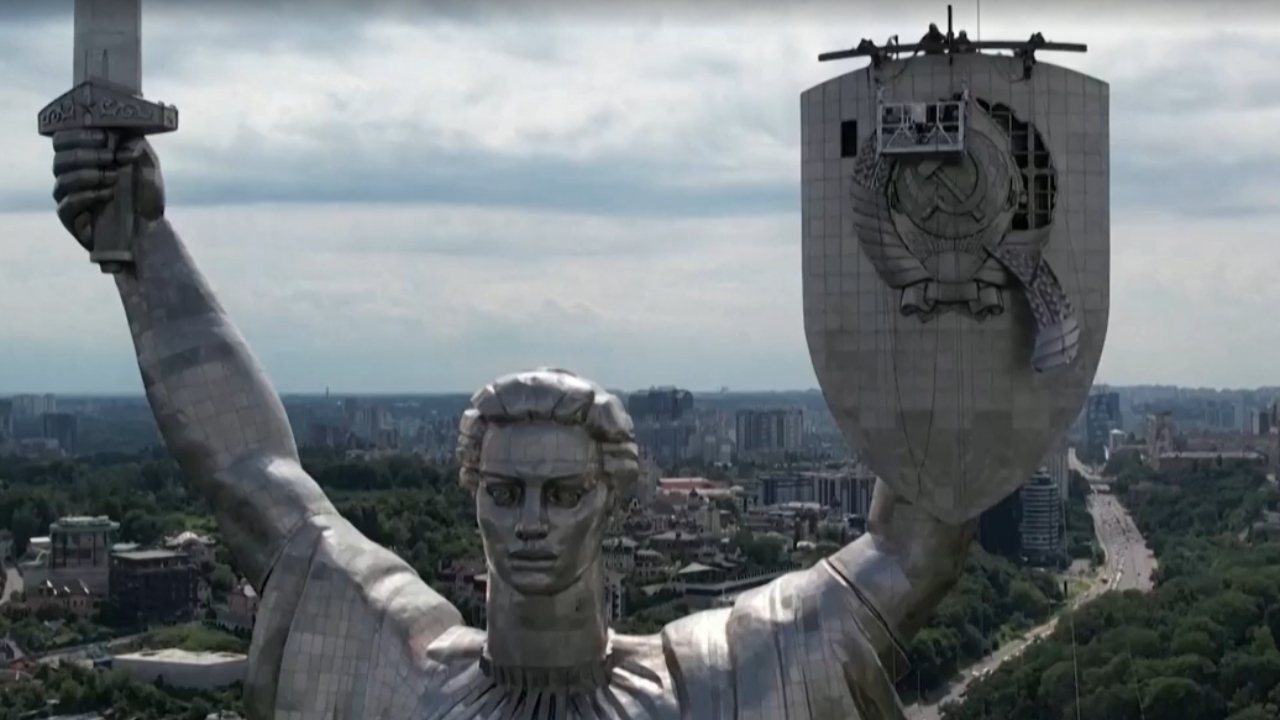 Ucrânia realiza obra em monumento a fim de remover símbolo comunista