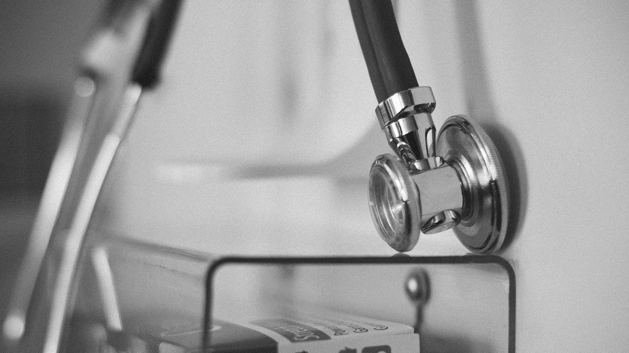 Italiano é diagnosticado com varíola dos macacos, HIV e covid-19 ao mesmo tempo