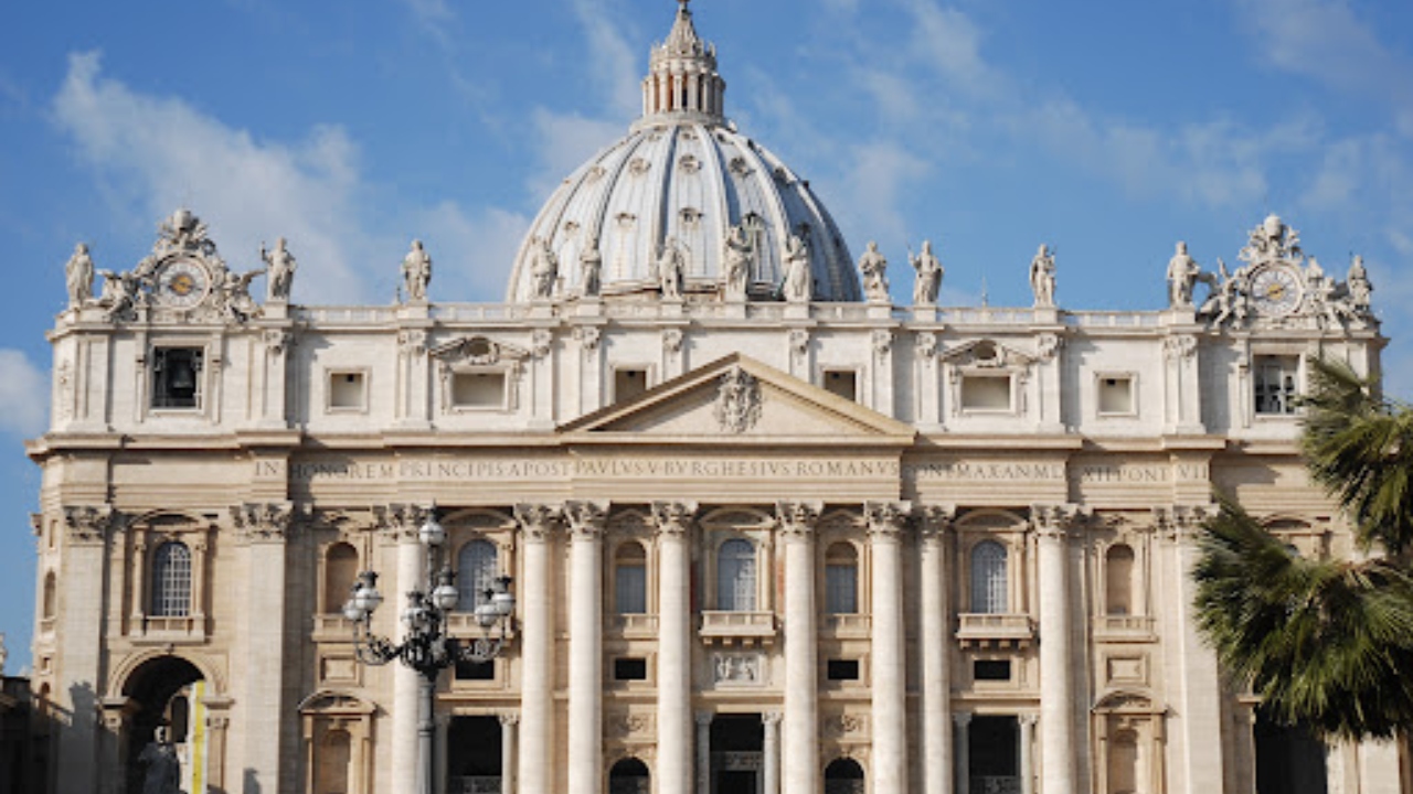 No Vaticano, homem pula nu no altar de São Pedro e protesta contra guerra na Ucrânia