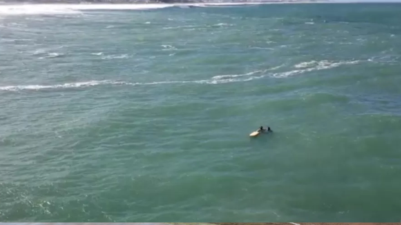 Em Florianópolis, surfista é resgatado após ficar 4h à deriva em mar