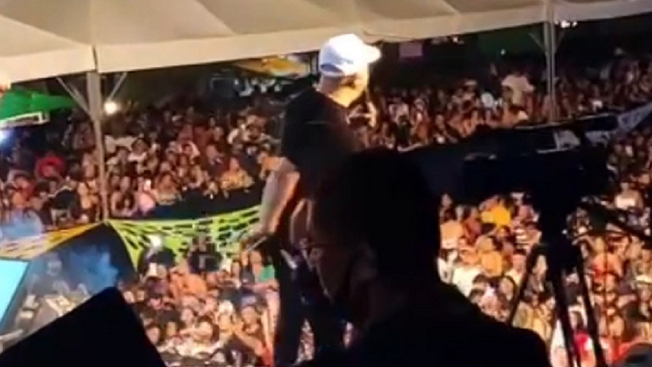 Cantor Belo é preso por fazer show durante a pandemia