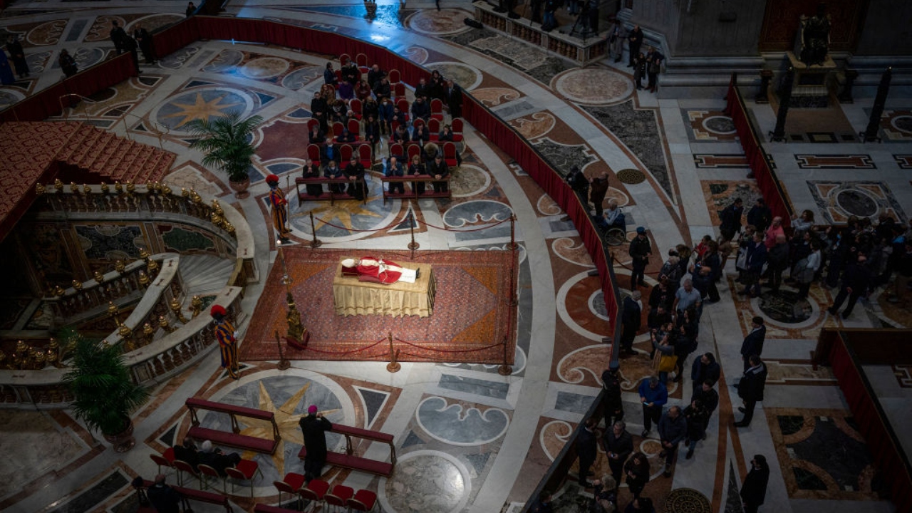 Papa Francisco comparece em velório de Bento XVI e prepara sepultamento