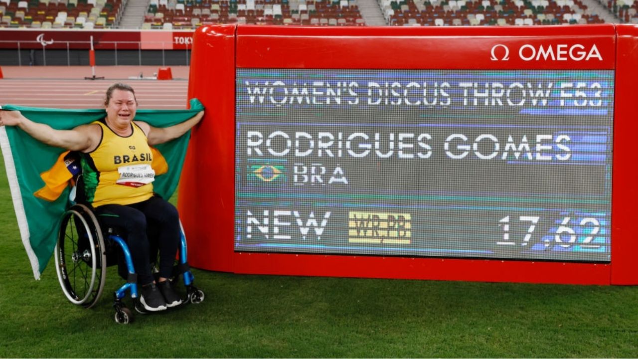 Atleta mais velha da delegação brasileira bate recorde mundial e garante ouro paralímpico
