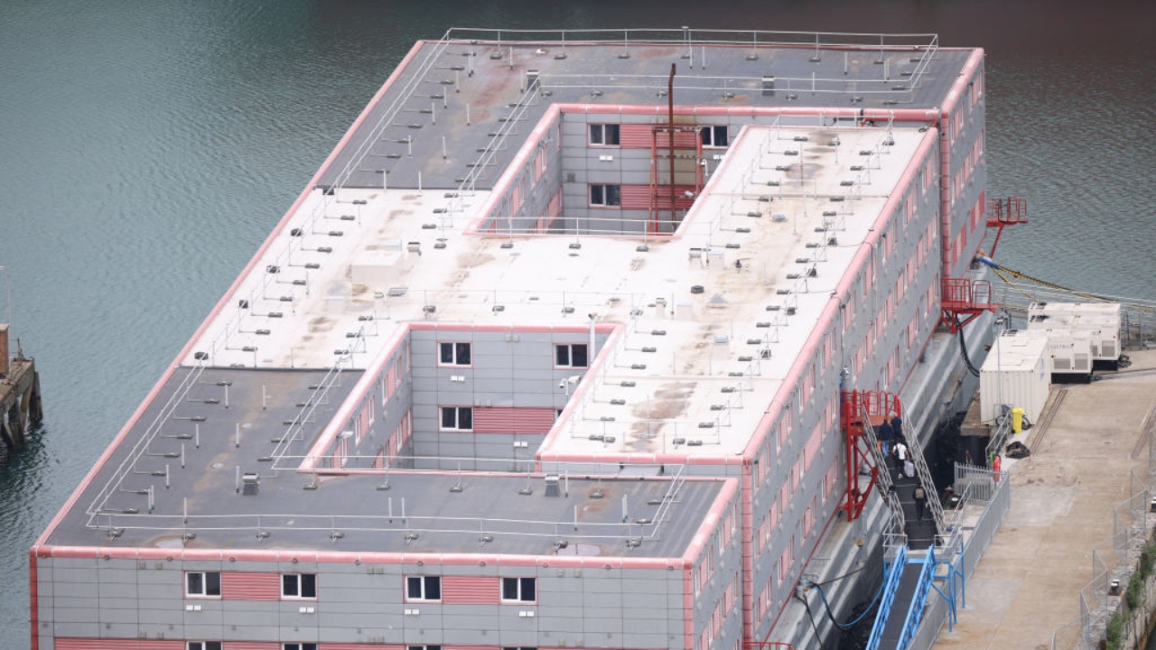 Reino Unido: Imigrante morre em navio do governo visto como ‘prisão flutuante’