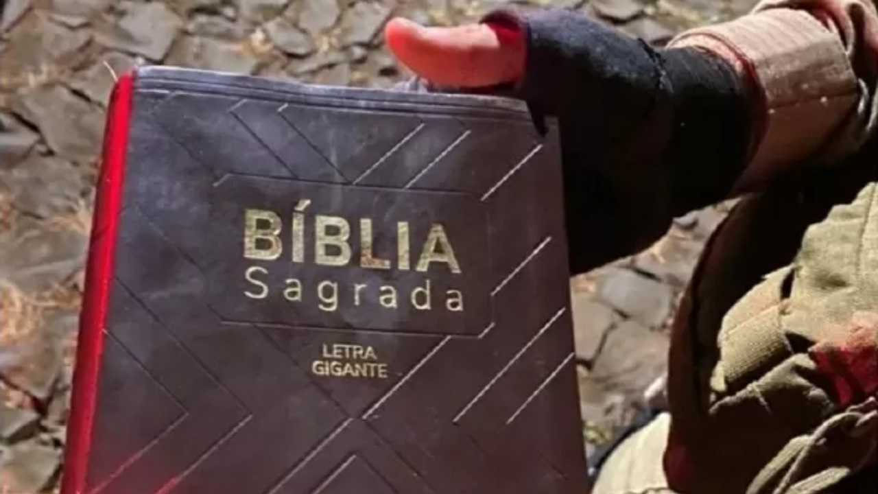 Em SC, homem é preso após agredir companheira com Bíblia e gritar ‘Jesus é bom’