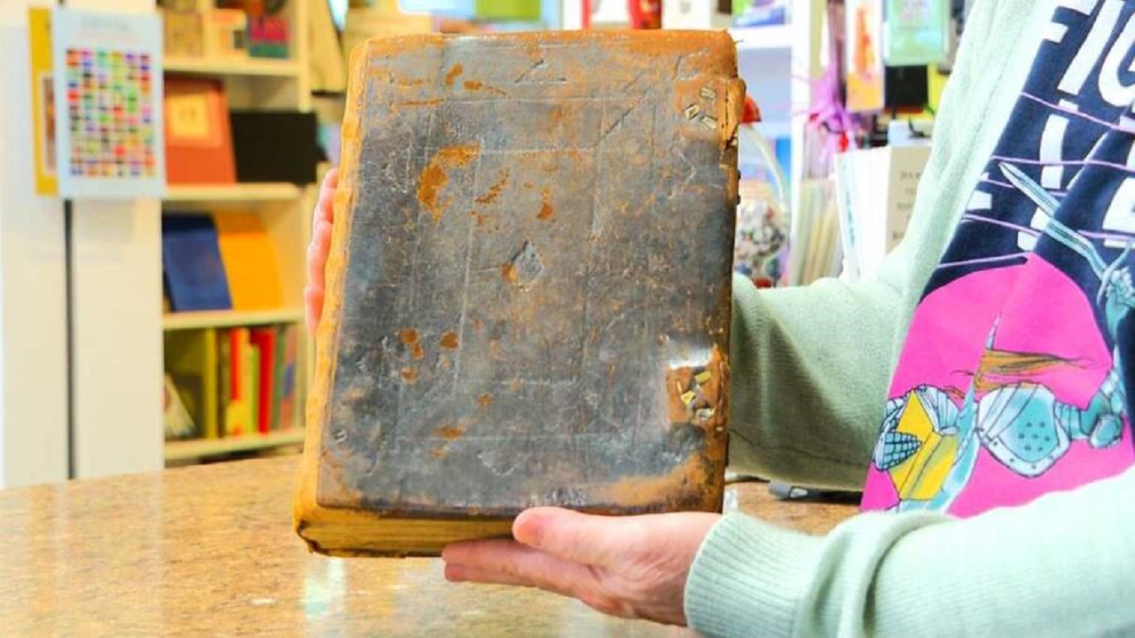 Bíblia escocesa de 318 anos é encontrada de maneira inusitada nos EUA