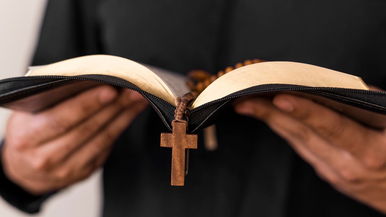 Pastor de grupo de jovens é acusado de filmar adolescentes tomando banho