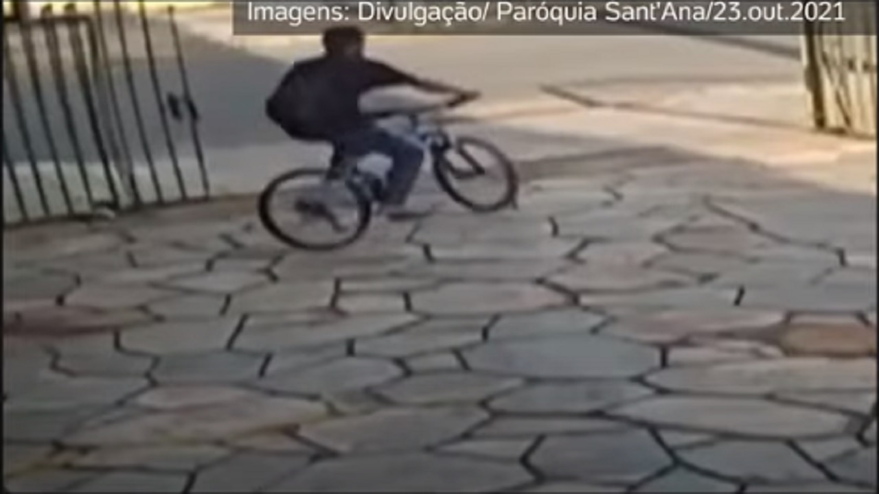 Vídeo mostra ladrão fazendo sinal da cruz antes de furtar bicicleta em pátio de Igreja