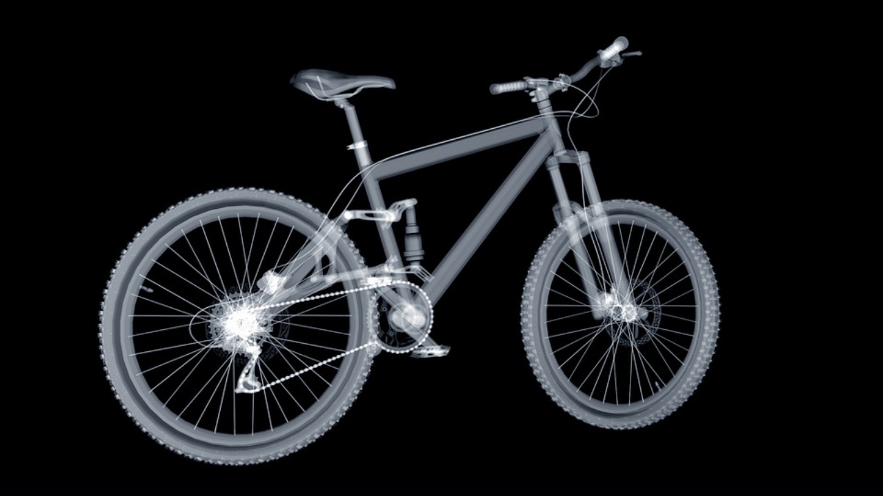 Criança atropela e mata idosa ao andar de bicicleta — e agora pai pode ser condenado