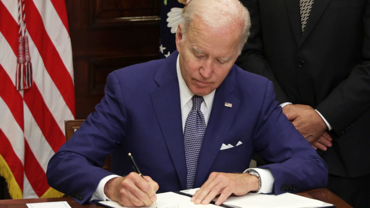 Joe Biden assina decreto que amplia acesso ao aborto para mulheres