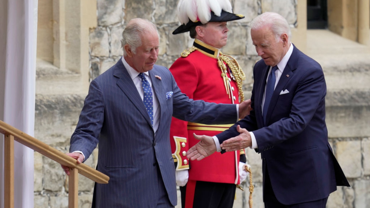 Biden quebrou protocolo ao ser recepcionado pelo rei Charles III?