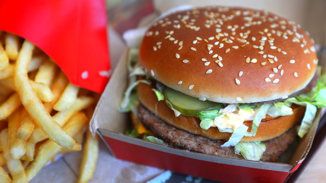Big Mac continua sendo vendido na Rússia, mas com novo nome