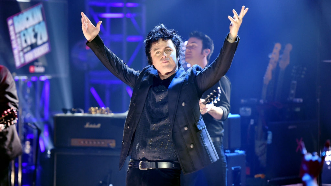 Vocalista do Green Day revela que está ‘renunciando à cidadania’ após revogação do direito ao aborto