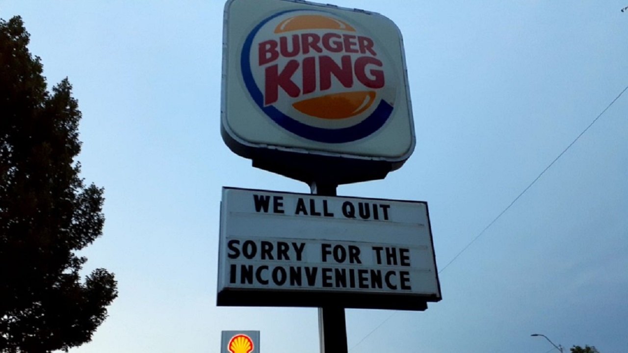 Nos EUA, funcionários do Burguer King anunciam demissão em letreiro: ‘Desculpem a inconveniência’