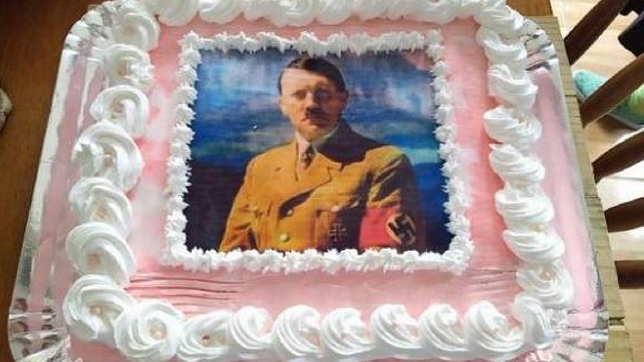 Faculdade se pronuncia após aluna comemorar aniversário com bolo que tinha imagem de Hitler