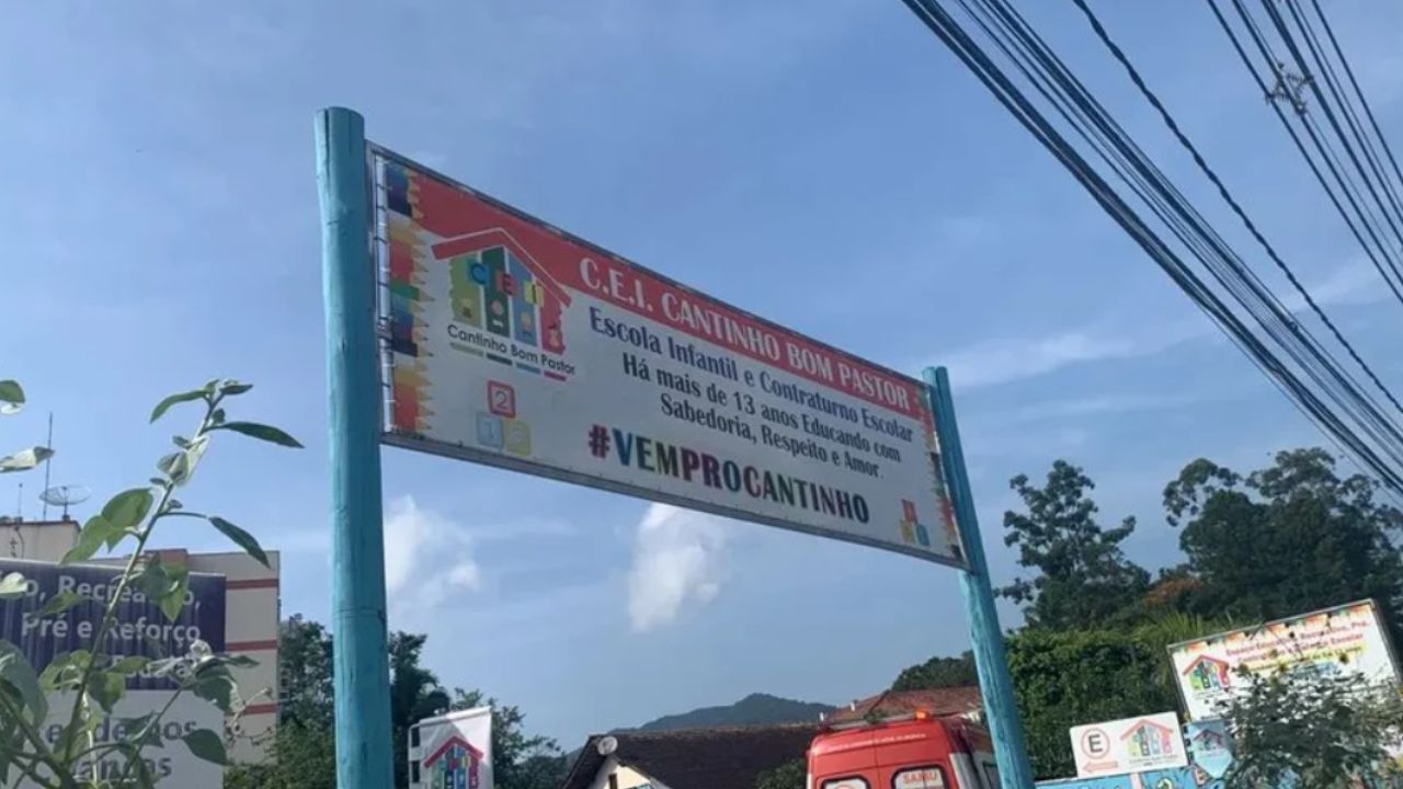 Pais de aluna voltam para creche atacada em Blumenau para agradecer professora