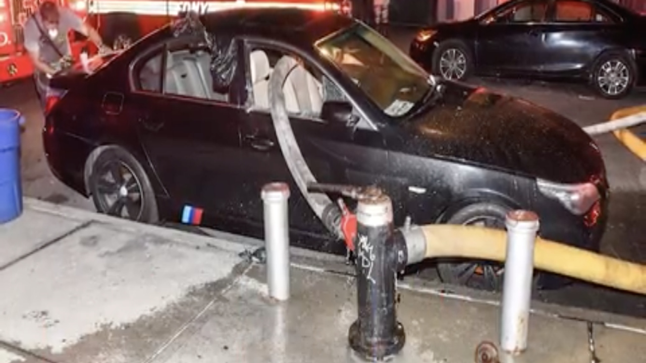 Vidros de BMW que bloqueava hidrante em incêndio são quebrados por bombeiros