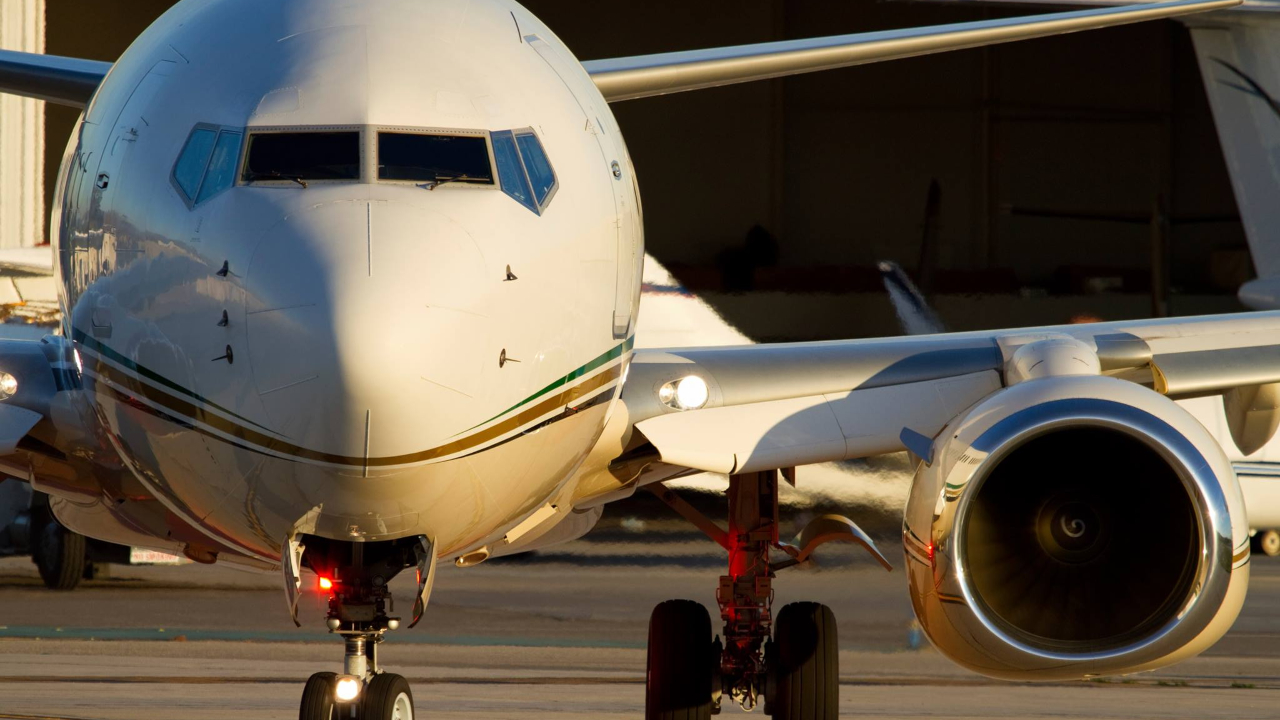 Após desaparecer, avião com mais de 60 passageiros cai no mar