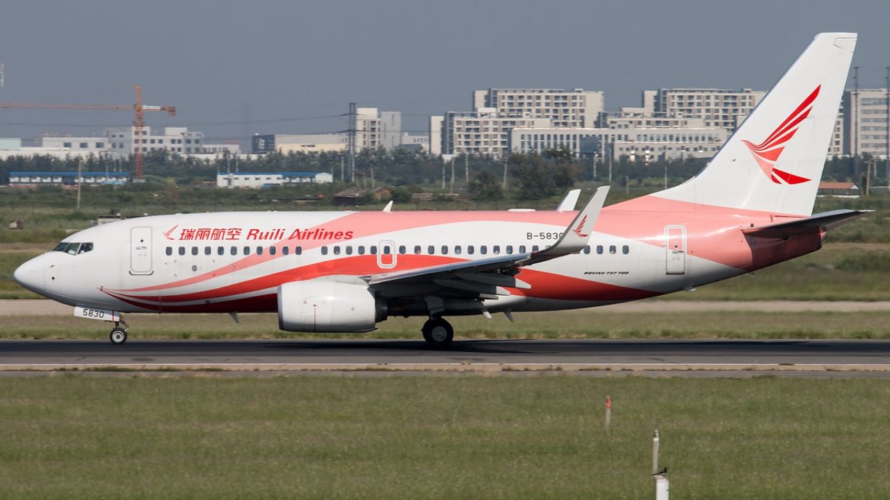 Janela de cockpit trinca e avião faz pouso forçado com 178 passageiros na China
