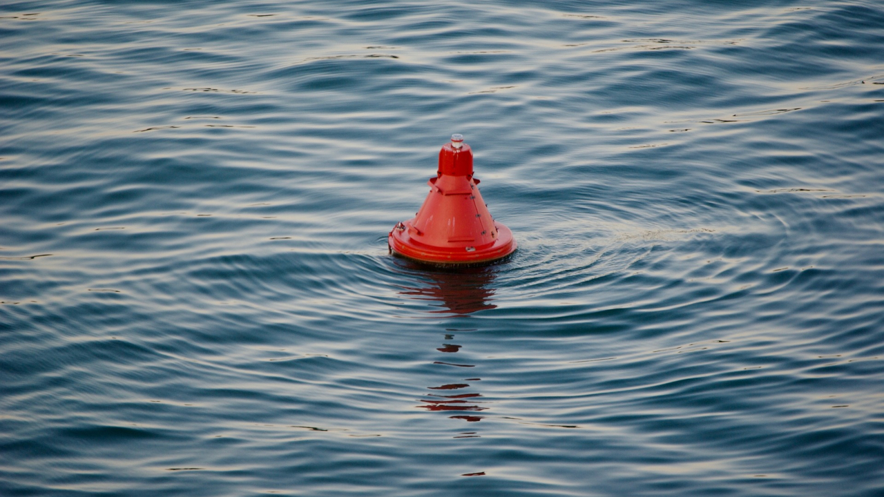 Agarrado ao lixo no mar, homem passa 14 horas à deriva no Pacífico