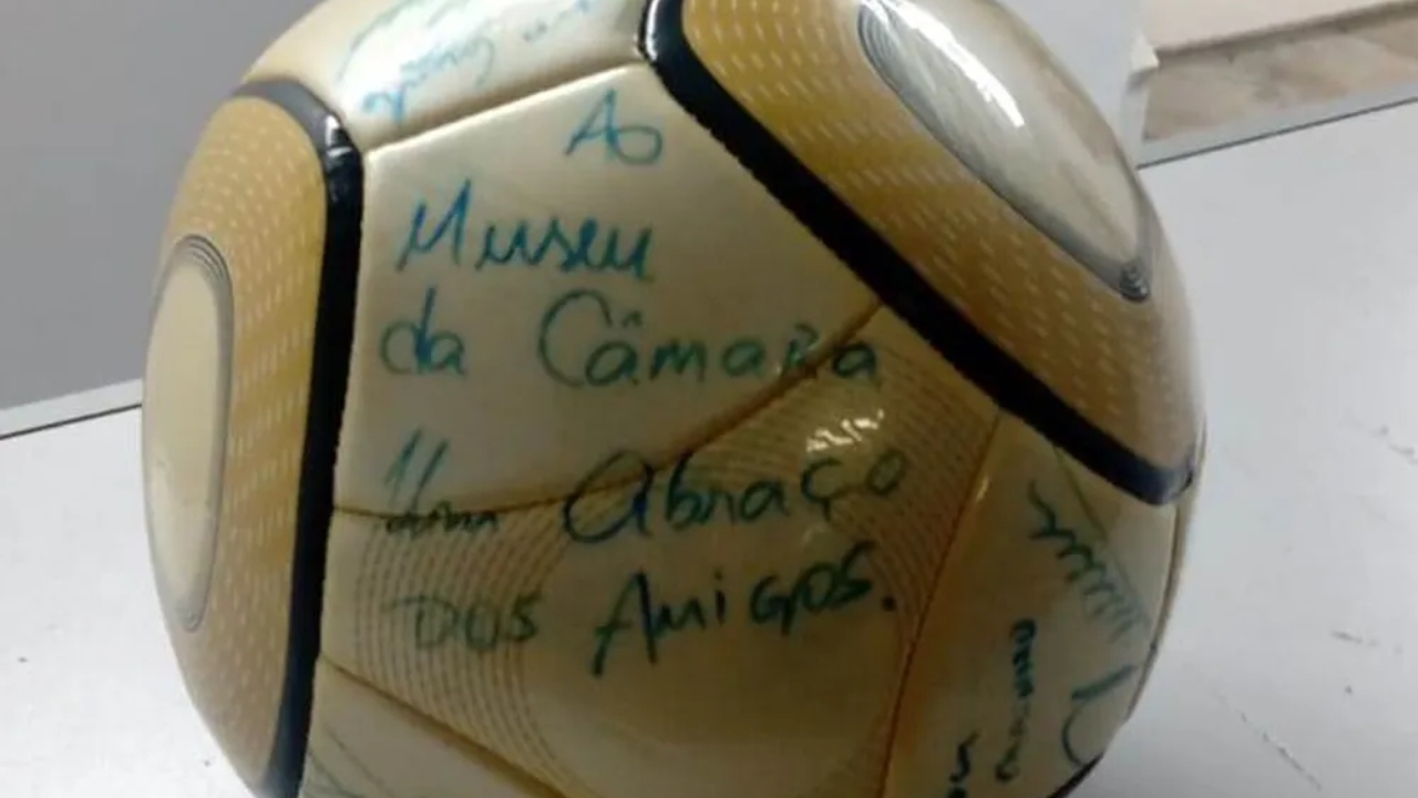 Invasões em Brasília: Liberado homem que furtou bola autografada por Neymar