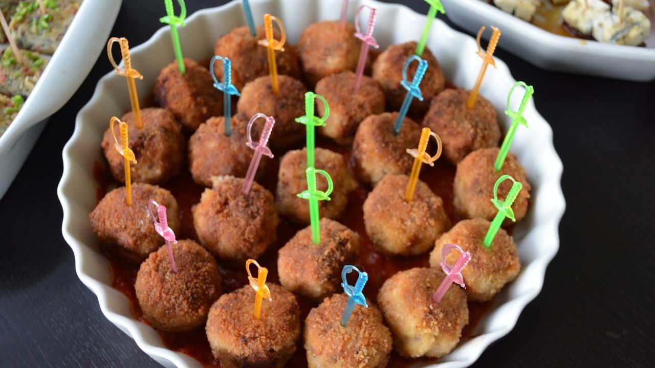Mulher é envenenada ao comer bolinhos de carne e tem casa roubada por ‘amiga’