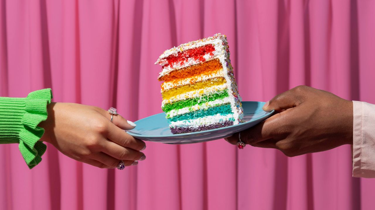 Casal gay perde processo contra padaria que se recusou a fazer bolo de casamento