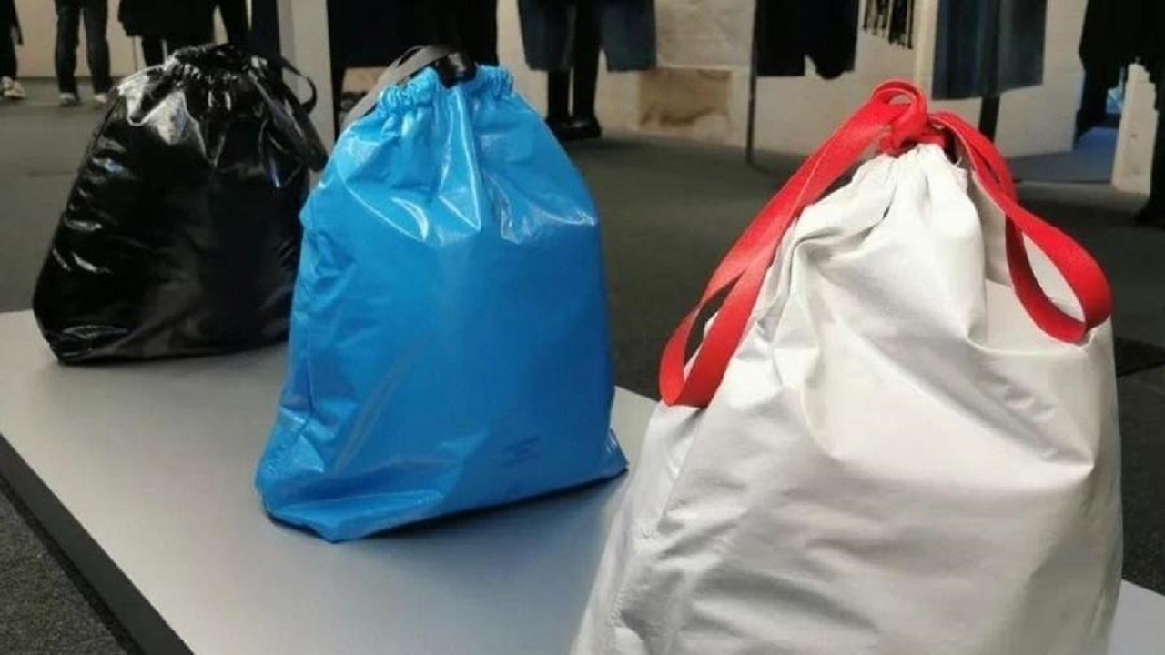 Balenciaga lança bolsa inspirada em sacos de lixo; preço ultrapassa os R$9 mil