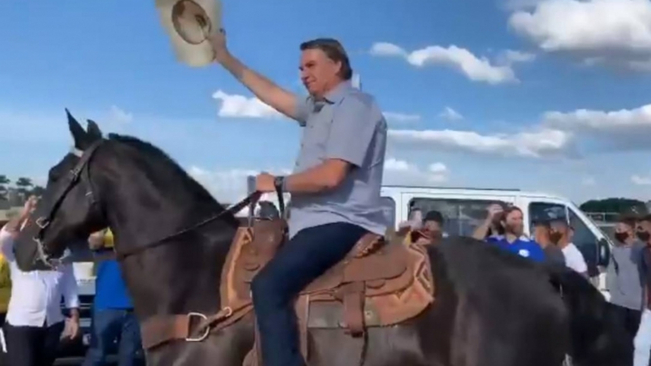 Bolsonaro fala sobre possível disputa com Lula em 2022: ‘Se não tivermos o voto auditável, esse canalha, pela fraude, ganha’