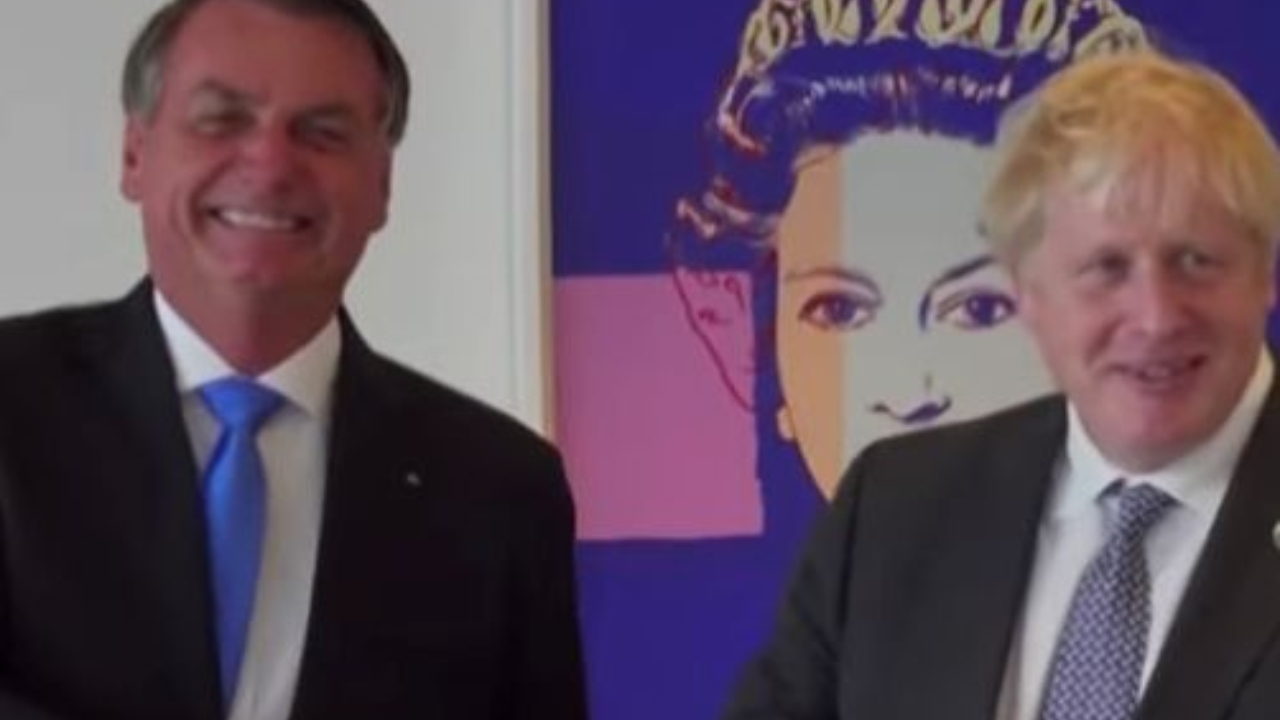 Vídeo: Enquanto Boris Johnson exalta vacina AstraZeneca, Bolsonaro diz que não se vacinou