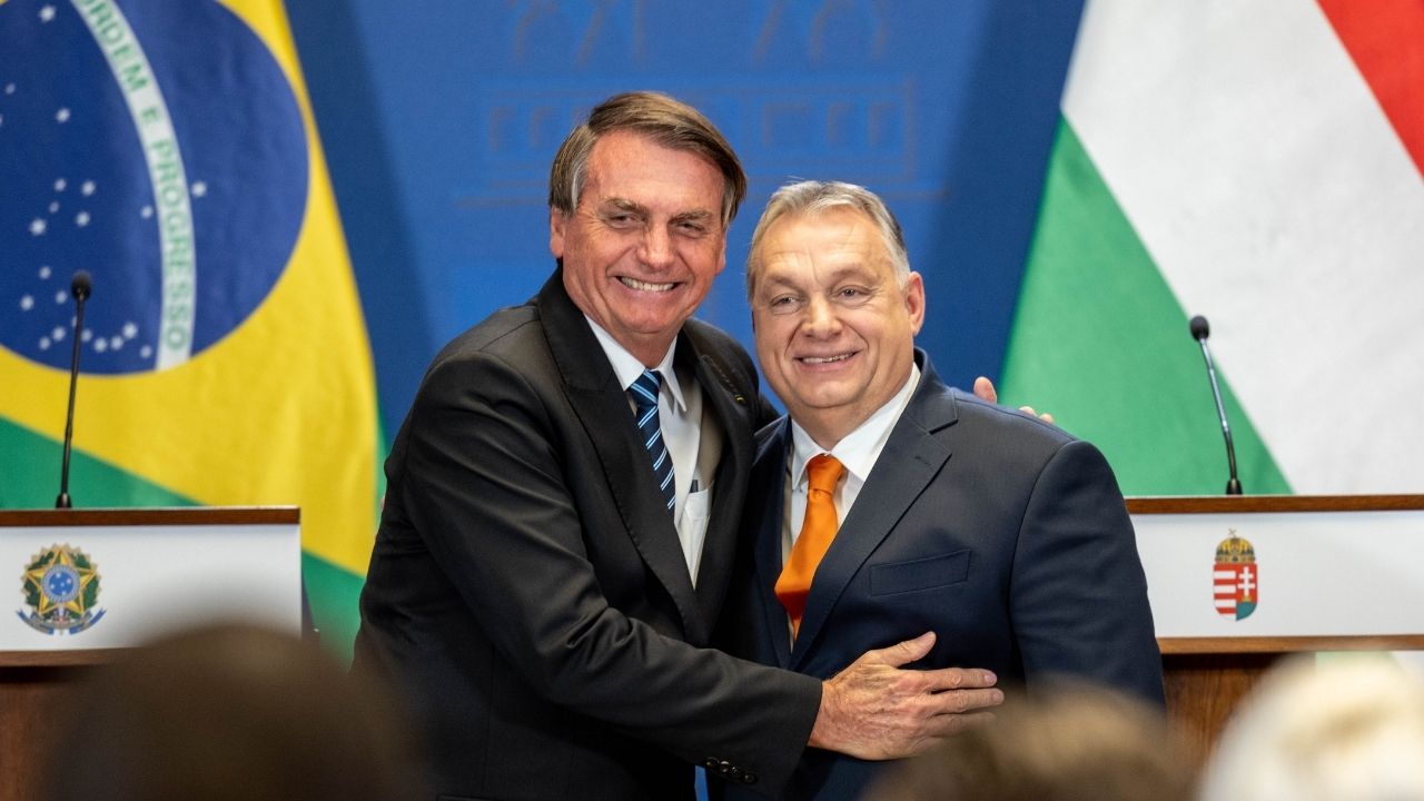 Em visita a Hungria, Bolsonaro chama Orbán de irmão